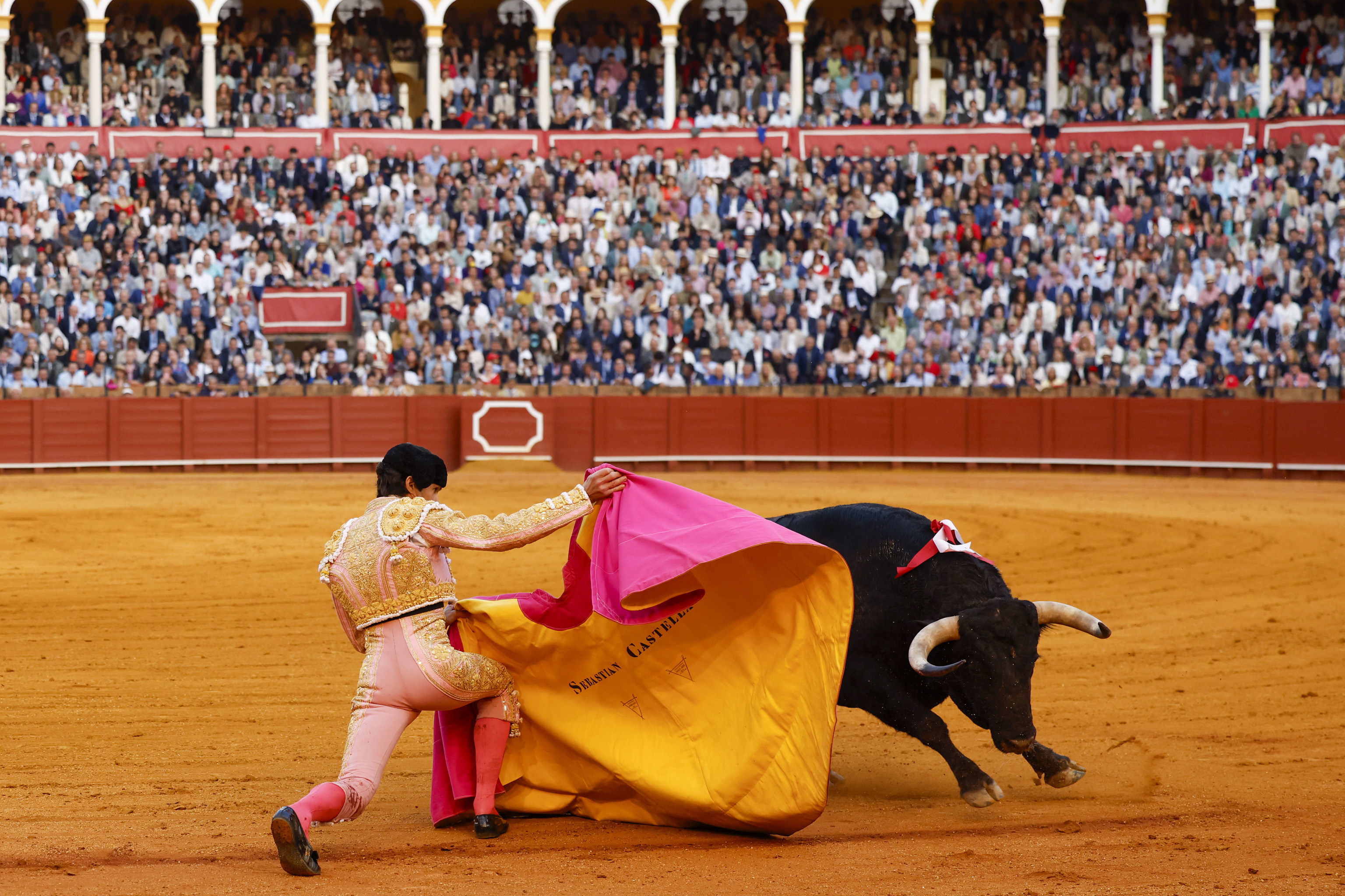 El diestro Sebastin Castella durante la lidia a su segundo de la tarde en el festejo de este jueves en la Feria de Abril.